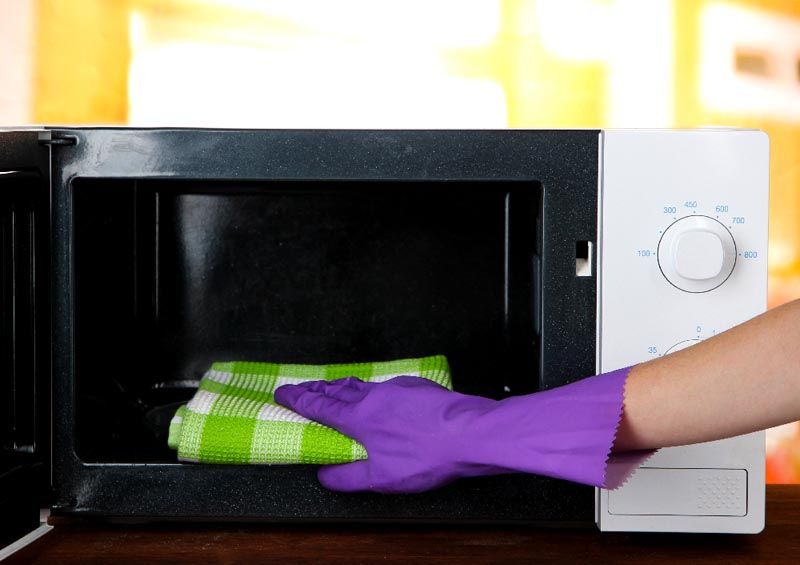 Как в домашних условиях почистить микроволновку
