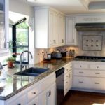 Размещение раковины у окна на кухне – типовое решение для обеспечения хорошей освещенности