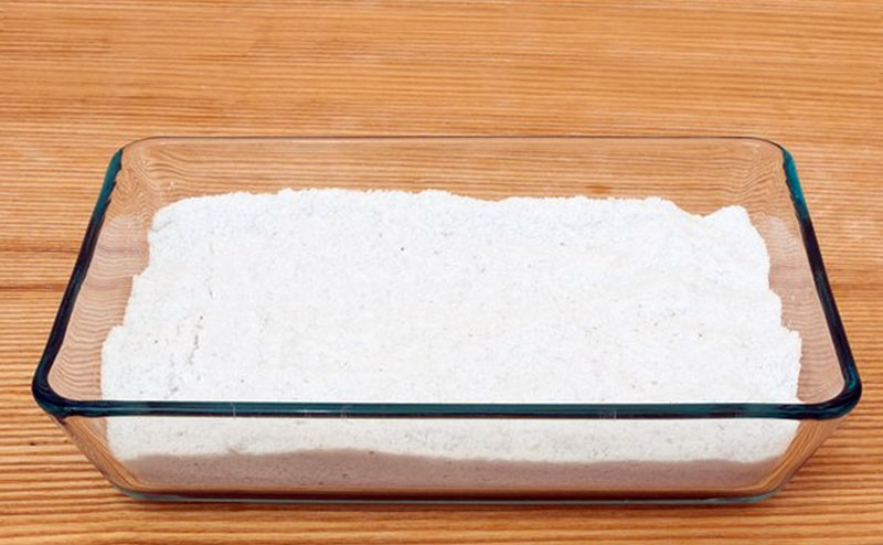 Для очистки можно насыпать соль на противень или другую жаропрочную ёмкость