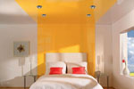 Современные глянцевые натяжные потолки - фото в интерьере и советы по выбору