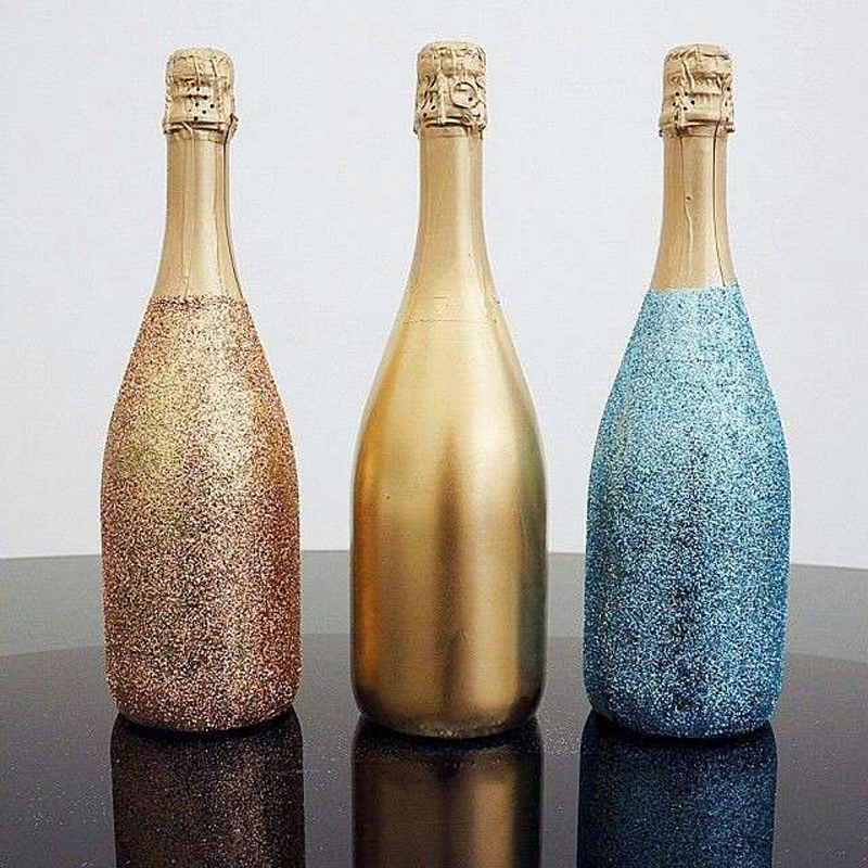 Украшение бутылки шампанского с помощью конфетти.