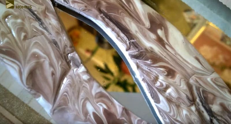 В итоге края зеркала приобретают необычную раму, а декор напоминает напыление мрамором