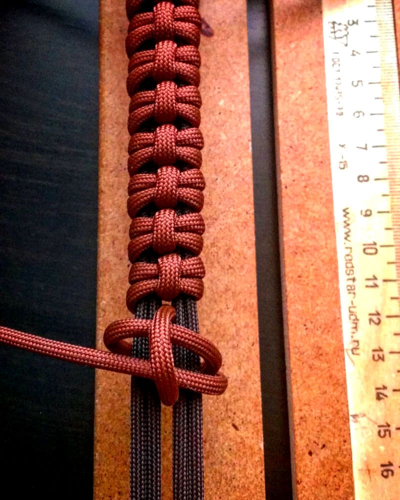 Браслет-бантик из двухцветных шнурков