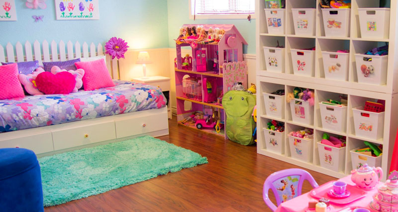 Каждая игрушка на месте: подбираем стеллажи и ящики для детской комнаты
