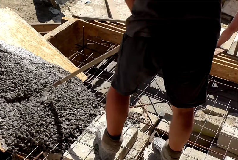 Мотыга идеально подходит для растаскивания бетона