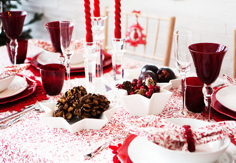 Тренд наступающего Нового года – красный цвет, который актуален для салфеток, посуды, декора и даже салатов