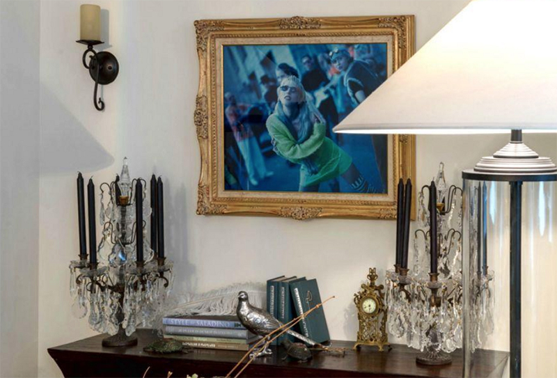 Особое место в гостиной занимает интересная картина с изображением Алёны Свиридовой в необычном облике
