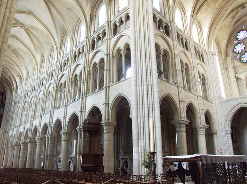 Огромные залы, витражи и сводчатые потолки – главные элементы готических соборов