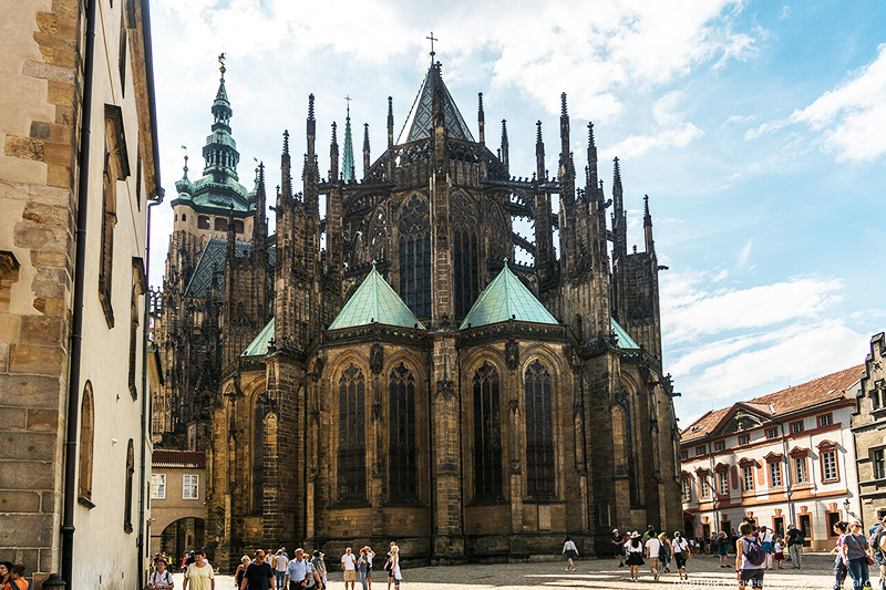 Собор Святого Вита в Праге по сей день привлекает толпы туристов. Здесь приёмы готики были интерпретированы под местные особенности и традиции