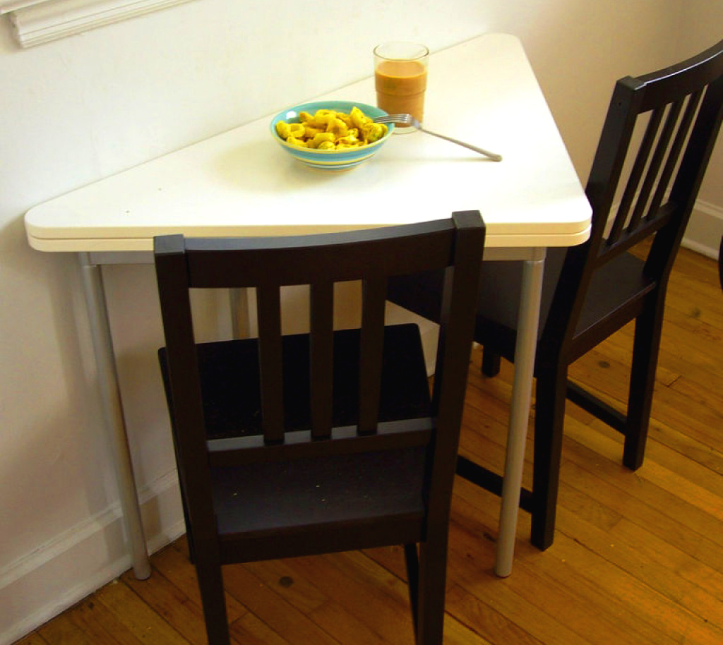 Треугольный стол – отличный вариант для заполнения неиспользуемого в кухне угла