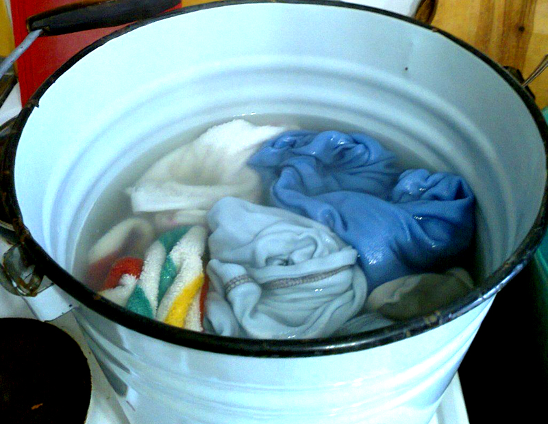 Вымачивать полотенце лучше в эмалированном ведре, чтобы не произошел процесс окисления