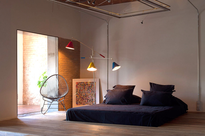 Поставьте возле кровати многоуровневую лампу в современном стиле