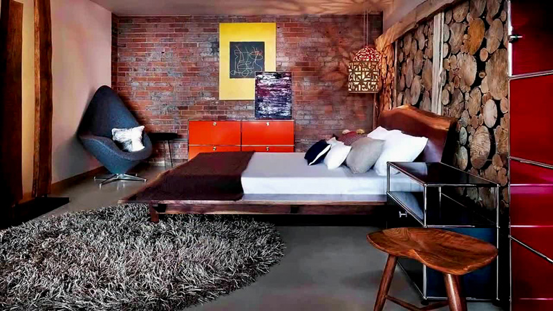 Если вы хотите добавить ярких пятен в спальню, используйте цветные ковры, комоды, подушки и рамки для картин