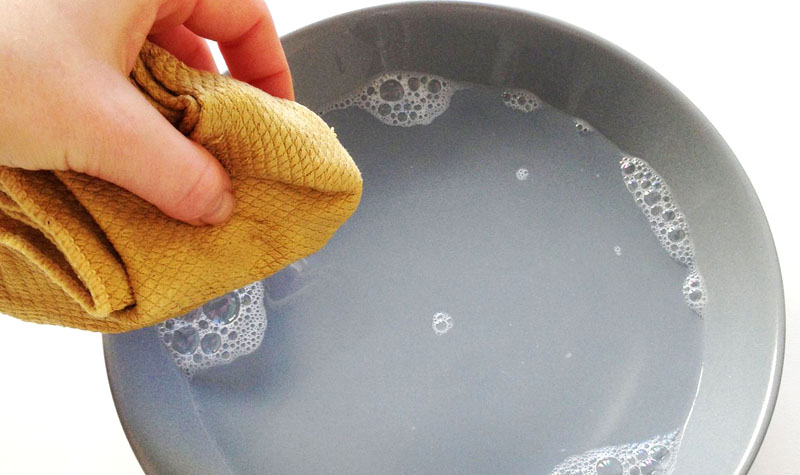 Для уборки в доме добавьте несколько капель нашатыря в тёплой воде
