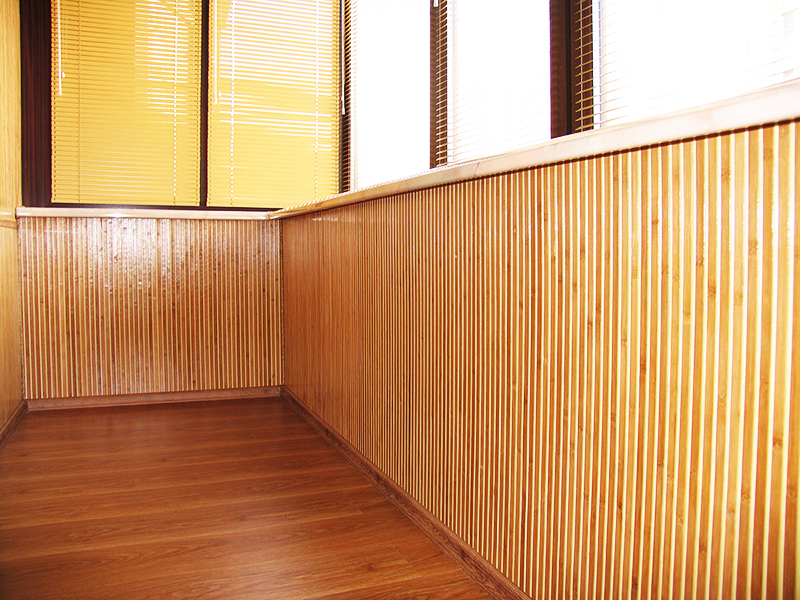 Круглый бамбук идеально подходит для оформления балкона или лоджии