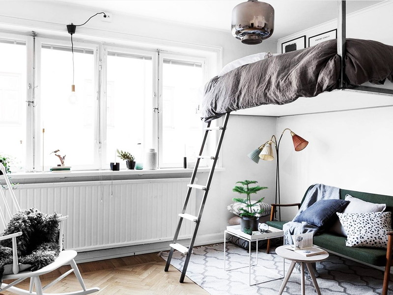 Кровать, «подвешенная» под потолком, может смотреться стильно, если вы впишете её в общий интерьер квартиры