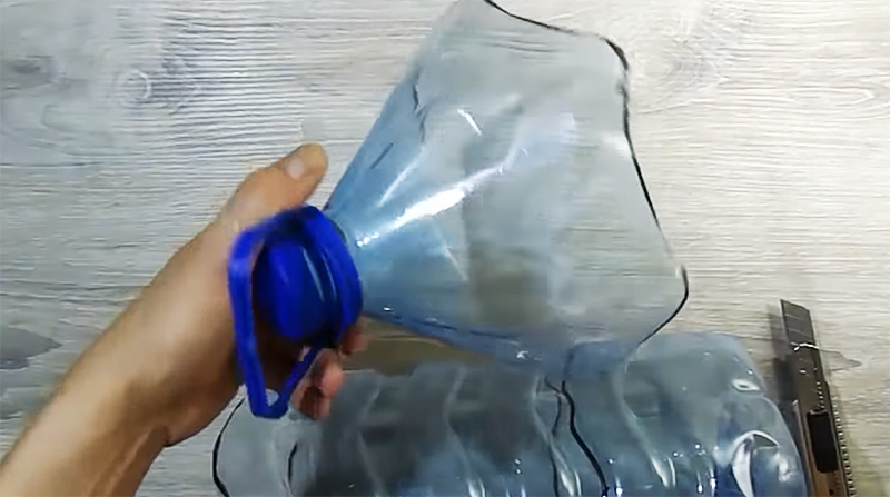 Бутылки делятся по разметке, а срезы обрабатываются наждачной бумагой