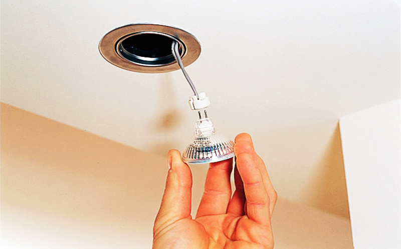 Как заменить точечный светильник на потолке