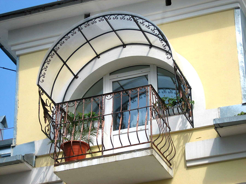 Открытый балкон с навесом