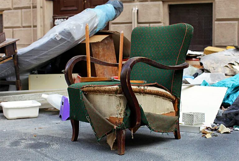 Выброшенные вещи. Выбросить старые вещи. Итальянцы выбрасывают мебель. Старые ненужные вещи.