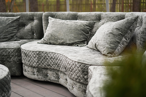 Для беседки была выбрана красивая, дизайнерская мебель – серые диваны с подушками