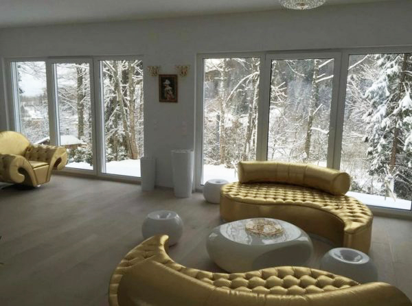 В гостиной установлены роскошные диваны с «золотой» обивкой