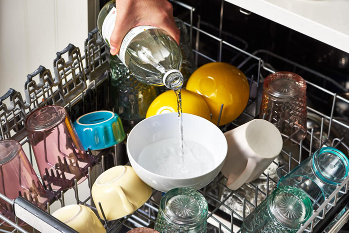 Существуют чистящие средства для посуды, которые содержат до 10 химических добавок