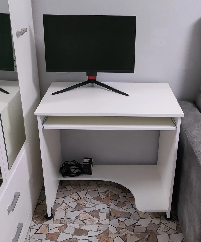 Классная мебель: столик для компьютера